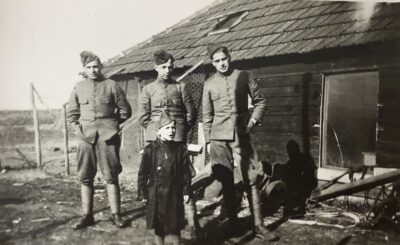 Mijn vader Adrie Kloosterman, rechts op de foto en links van hem zijn vriend Toontje Stofmeel uit Tilburg. Pietje het zoontje van de weduwe Verstraten op de voorgrond.