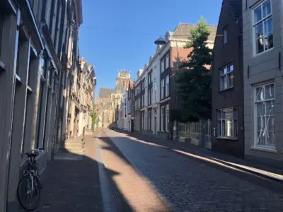 Grotekerksbuurt Dordrecht, met rechts (links van de boom) het Pelgrimshuys