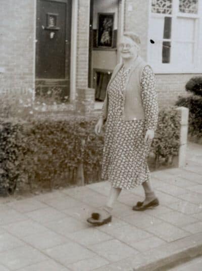 Adrie's moeder (mijn oma) voor de deur van hun huis Kofstraat 4, Dordrecht, waar ze ook in 1940 woonden