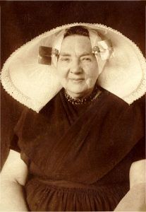 Jannetje Slabbekoorn, born March 7 1857 in Heinkenszand. Jannetje is my great-grandmother and is wearing the traditional Zuid-Beveland costume, with the distinctive large, stiffly starched hat, including large gold square kissers worn at the temples. Jannetje died 26 march 1931.